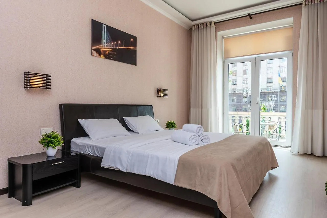 Kreschatik 21, with terrace Kiew 0*,