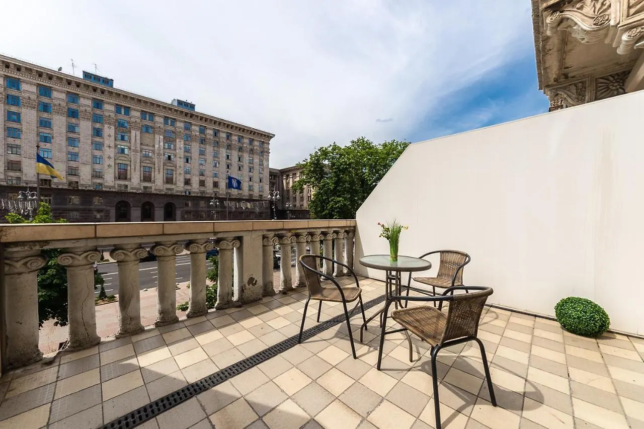 Kreschatik 21, with terrace location